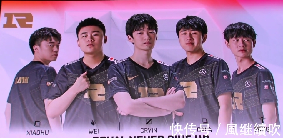 与球迷之间 与球迷之间